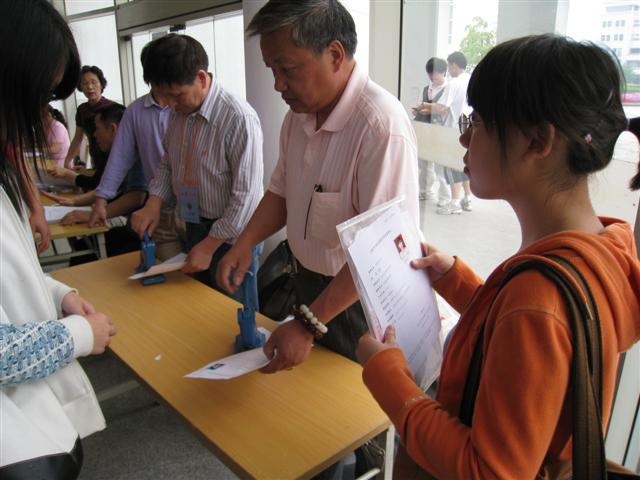 “插班生”报名现场